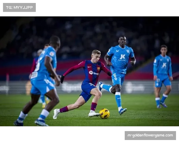 特写：终场哨响，为保级苦战获平局的阿尔梅里亚球员瘫倒草地